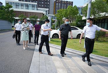 烈日炎炎，領(lǐng)導(dǎo)送信心|閔行區(qū)委委員、區(qū)人民檢察院黨組書記、檢察長胡春健帶隊赴寶開智能開展大走訪、大排查